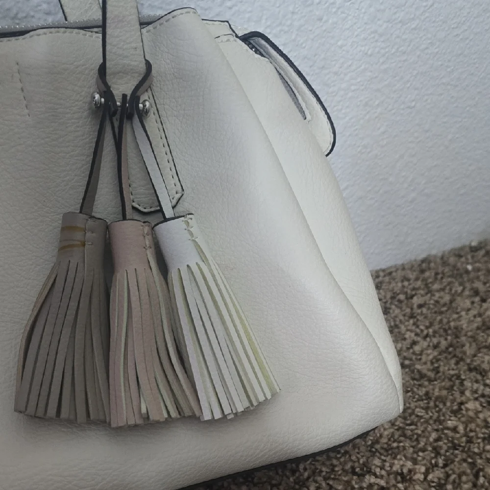 Guess White Leather Shoulder Bag W/ Colorful Tassel Bag Charms (FAIR/GOOD) ✨️